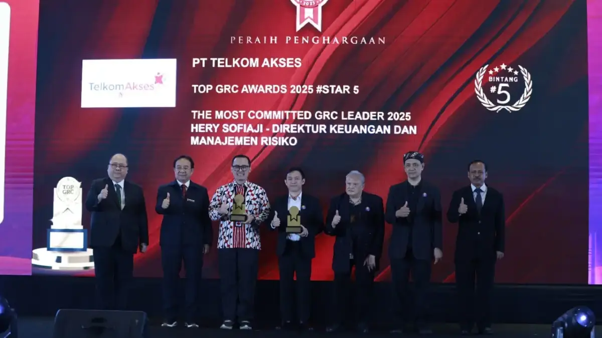 Buah Konsistensi dan Keunggulan Tata Kelola, Telkom Akses Pertahankan TOP GRC Award 2025 Direktur Keuangan dan Manajemen Risiko Telkom Akses Hery Sofiaji saat menerima penghargaan 5-STAR dalam ajang