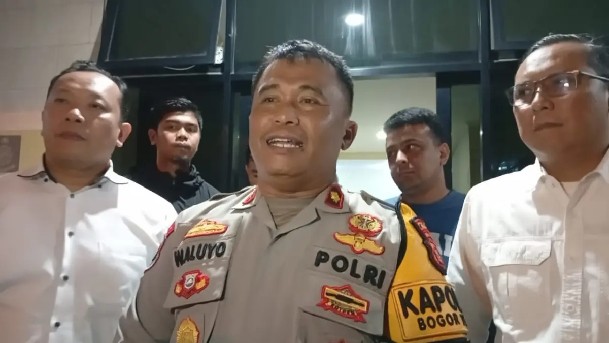 Pelaku Pelemparan Kaca Masjid At-Taufik Bogor Diamankan, Polisi Sebut Alami Gangguan Kejiwaan Pelaku Pelemparan Kaca Masjid At-Taufik Bogor Diamankan, Polisi Sebut Alami Gangguan Kejiwaan