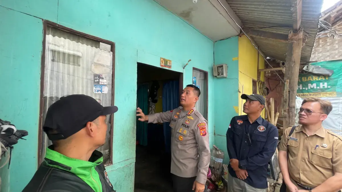 25 Tahun Tinggal Bersama 9 Anggota Keluarga, Ojol di Ciparay Akhirnya Dapat Bantuan Rutilahu Polresta Bandung Kapolresta Bandung Kombes Pol Aldi Subartono saat meninjau rumah Awaludin salah satu Ojol di Kecamatan Ciparay