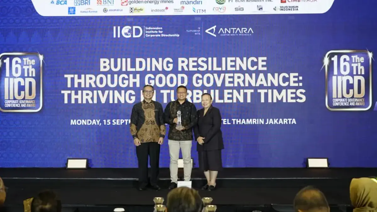 Telkom Raih Best State-Owned Enterprises (Big Cap) di 16th IICD Corporate Governance Award 2025 VP Sustainability Telkom Gunawan Wasisto saat menerima penghargaan Best State-Owned Enterprises (Big Cap) pada