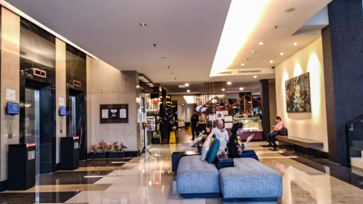 Pengunjung menunggu untuk memasuki kamar hotel di Hotel Holiday Inn, Pasteur, Kota Bandung, belum lama ini. Fo