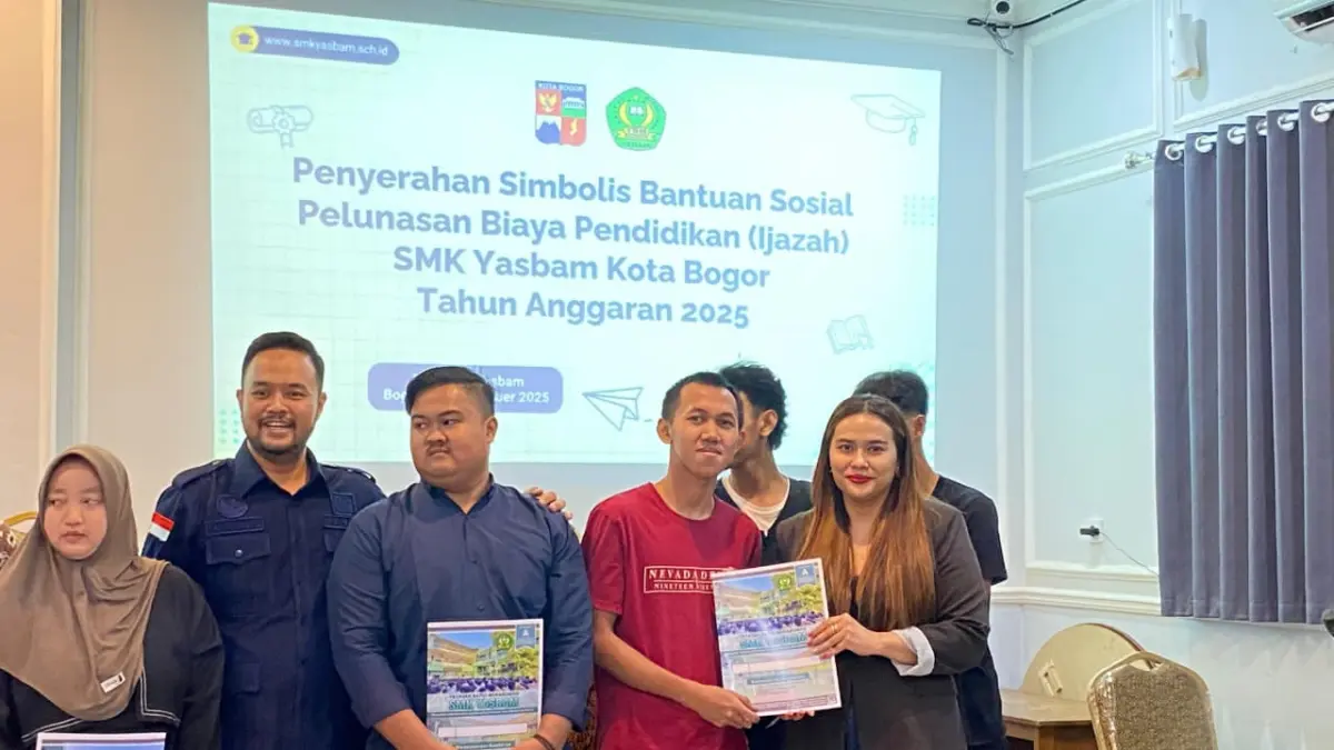 Penyerahan simbolis bantuan pelunasan ijazah di SMK Yasbam Kota Bogor tahun anggaran 2025 oleh Pemerintah Kota