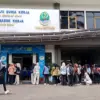 KATANYA MUDAH: Penumpukan masa interview kerja di Kantor Disnakertrans Jabar, Jumat (19/9). (son)