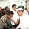 Bupati Ciamis Herdiat Sunarya (kiri) bersalaman dengan Gubernur Jabar Dedi Mulyadi (KDM) usai pertemuan di Kar