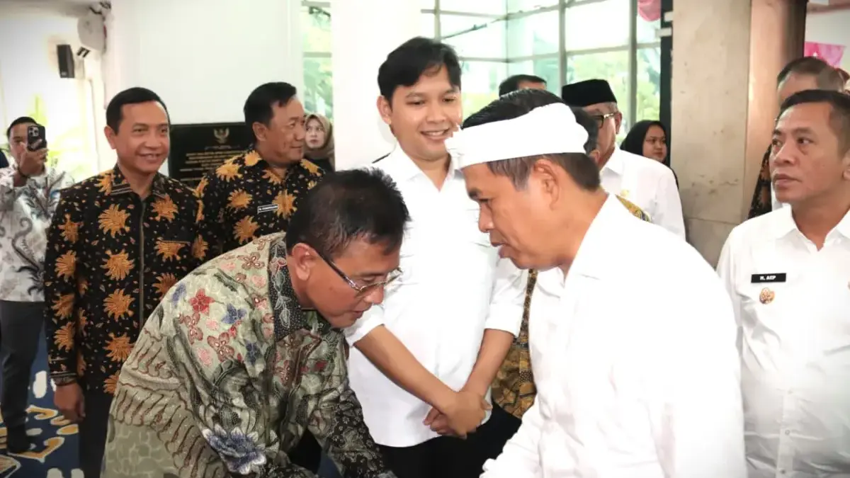Pasca Bertemu KDM, Herdiat Komitmen Wujudkan Peningkatan Infrastruktur Bupati Ciamis Herdiat Sunarya (kiri) bersalaman dengan Gubernur Jabar Dedi Mulyadi (KDM) usai pertemuan di Kar