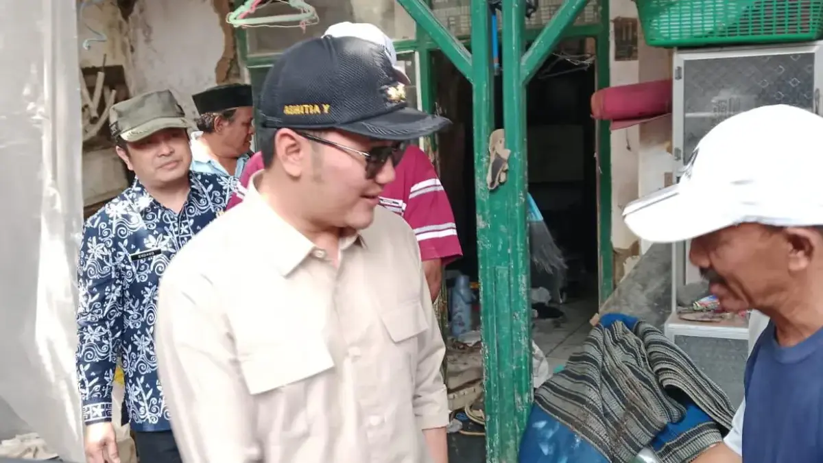 Wakil Wali Kota Cimahi, Adithia Yudhistira saat Meninjau Salah Satu Rumah Warga yang Rusak Imbas Banjir di Cim