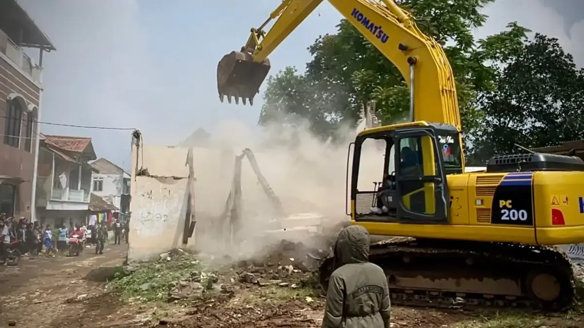 Derita Warga Tergusur, DPRD KBB Desak Pemprov Jabar Tak Abaikan Kemanusiaan Seorang warga menyaksikan dengan pilu alat berat saat akan meratakan rumahnya di Situ Ciburuy, Kecamatan Padal