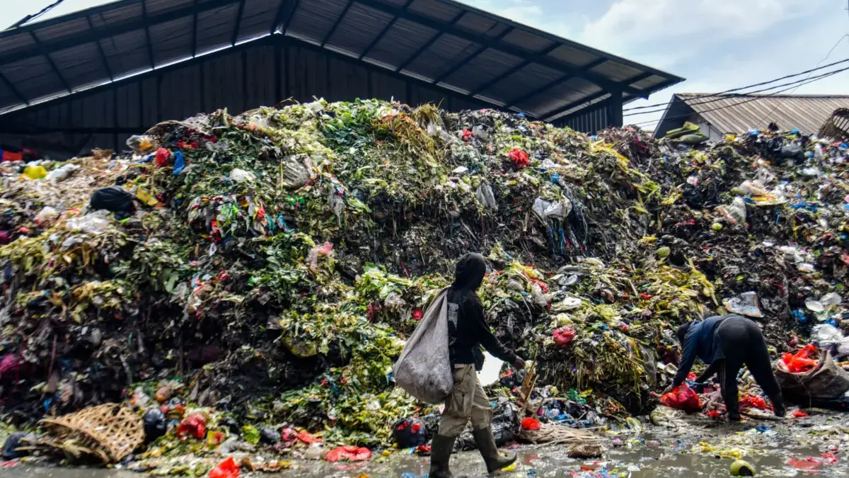 Sampah Menumpuk di Pasar Caringin, Pengangkutan Dikeluhkan