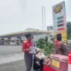 Stok Bensin Kosong Sepekan, Petugas Shell di Kota Bogor Beralih Jualan Makanan di Depan SPBU 