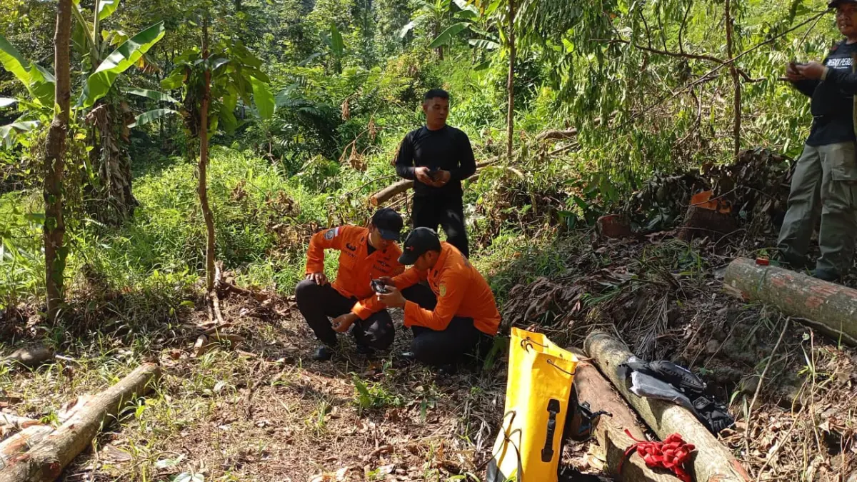 Tim SAR ketika melakukan proses pencarian terhadap seorang warga bernama Tata (79) yang dikabarkan hilang di a