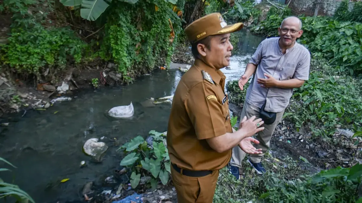 Atasi Banjir, Pemkot Bandung Keruk Drainase di Turangga Mulai Besok Wakil Walikota Bandung meninjau drainase sungai di permukiman warga di Jalan Wartawan, Kota Bandung, Senin (22