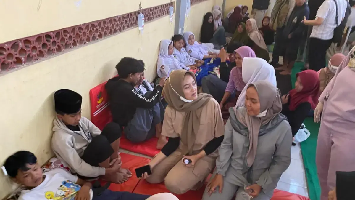 Sejumlah siswa mendapatkan perawatan darurat setelah mengalami gejala keracunan massal diduga akibat paket MBG