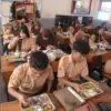 Ilustrasi: Pelajar SMA menyantap Makan Bergizi Gratis. Foto: Dimas Rachmatsyah / Jabar Ekspres