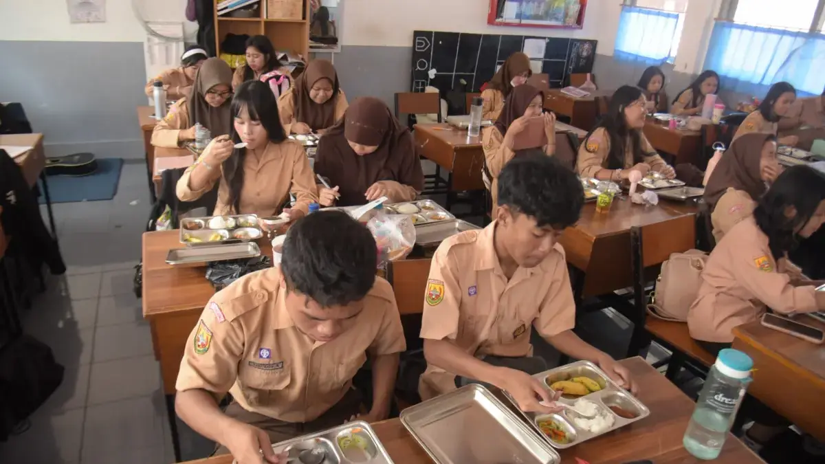 Ilustrasi: Pelajar SMA menyantap Makan Bergizi Gratis. Foto: Dimas Rachmatsyah / Jabar Ekspres