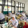 Sejumlah siswa SMAN 3 Cimahi menikmati sajian Makanan Bergizi Gratis (MBG) di sela waktu istirahat. (Mong)