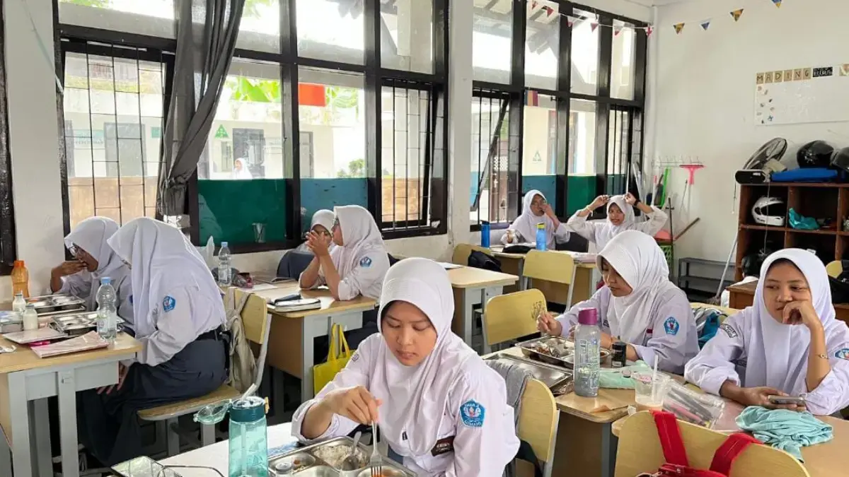 Sejumlah siswa SMAN 3 Cimahi menikmati sajian Makanan Bergizi Gratis (MBG) di sela waktu istirahat. (Mong)