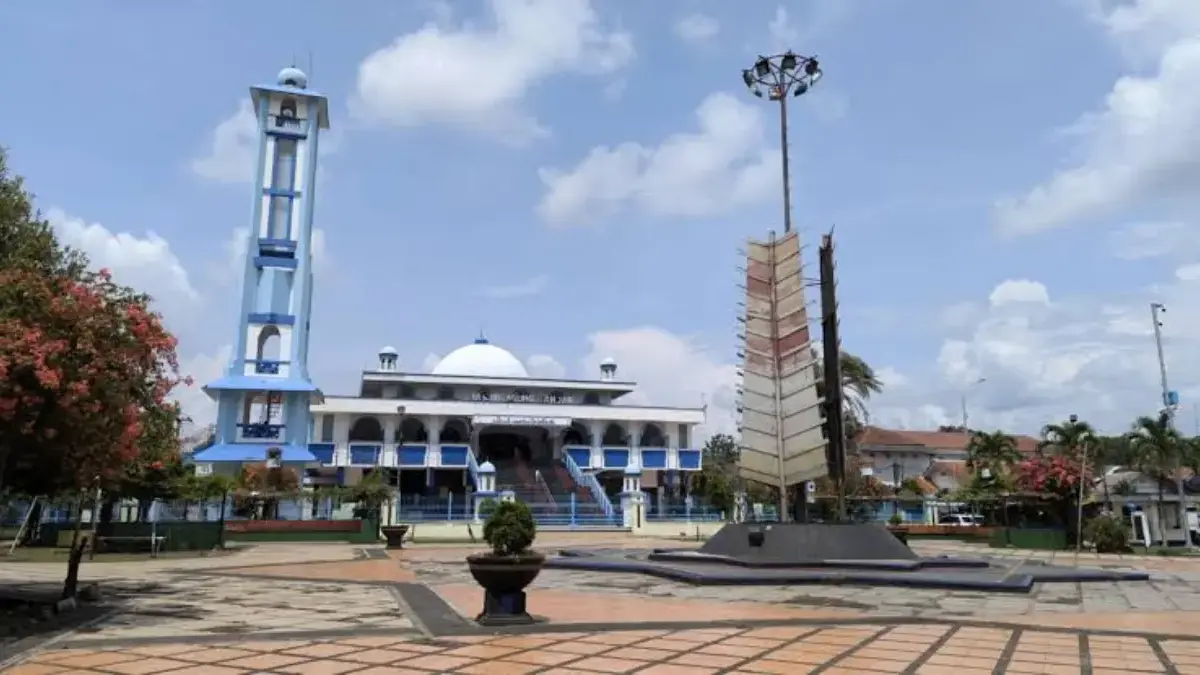 Alun-Alun Banjar Akhirnya Resmi Bersertifikat Milik Pemkot Alun Alun Kota Banjar yang berada di samping Mesjid Agung kini resmi bersertifikat mikik Pemkot Banjar. Sebelu