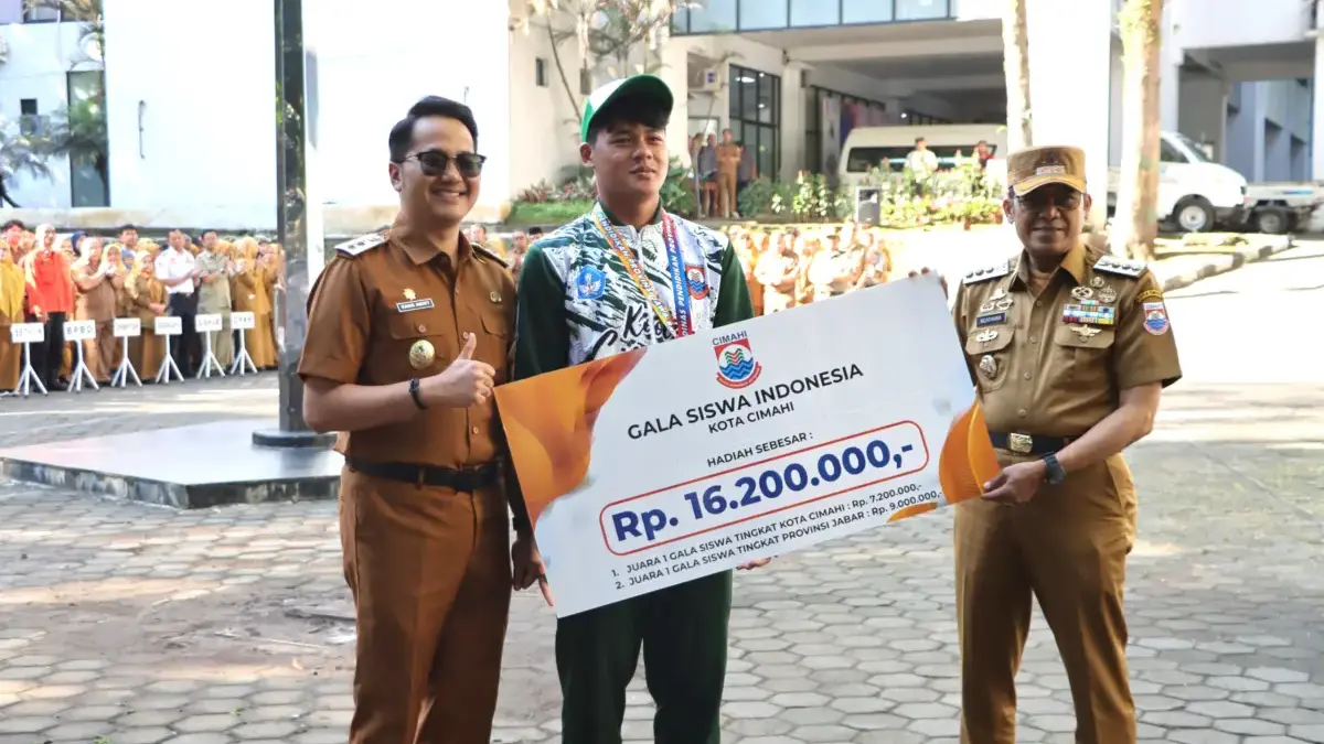 Pemkot Cimahi–BPJS Ketenagakerjaan Jalin Kolaborasi, Diharapkan Jadi Contoh Nasional Perlindungan Pekerja Wali kota Cimahi, Ngatiyana dan Wakil Wali Kota, Adithia Yudhistira saat menyerahkan apresiasi (mong)