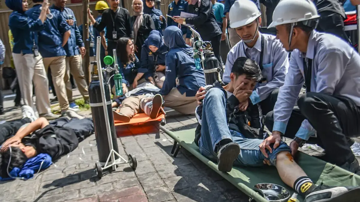 Menilik Simulasi Bencana BPBD Kota Bandung di Pusat Perbelanjaan Petugas berusaha mengobati korban luka saat simulasi penanganan darurat kebencanaan di The Kings Shopping Mall