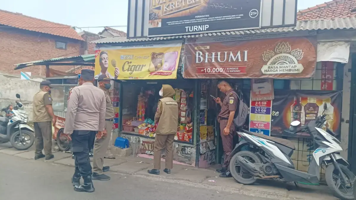 Petugas Satpol PP Kota Cimahi bersama Bea Cukai Bandung saat merazia warung yang kedapatan menjual rokok ilega