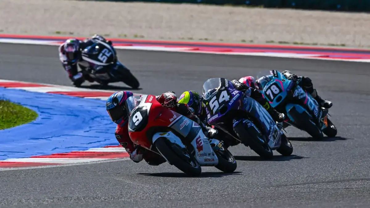 Pebalap Astra Honda Melesat Kencang Tembus 5 Besar di JuniorGP San Marino Pebalap Astra Honda Melesat Kencang Tembus 5 Besar di JuniorGP San Marino