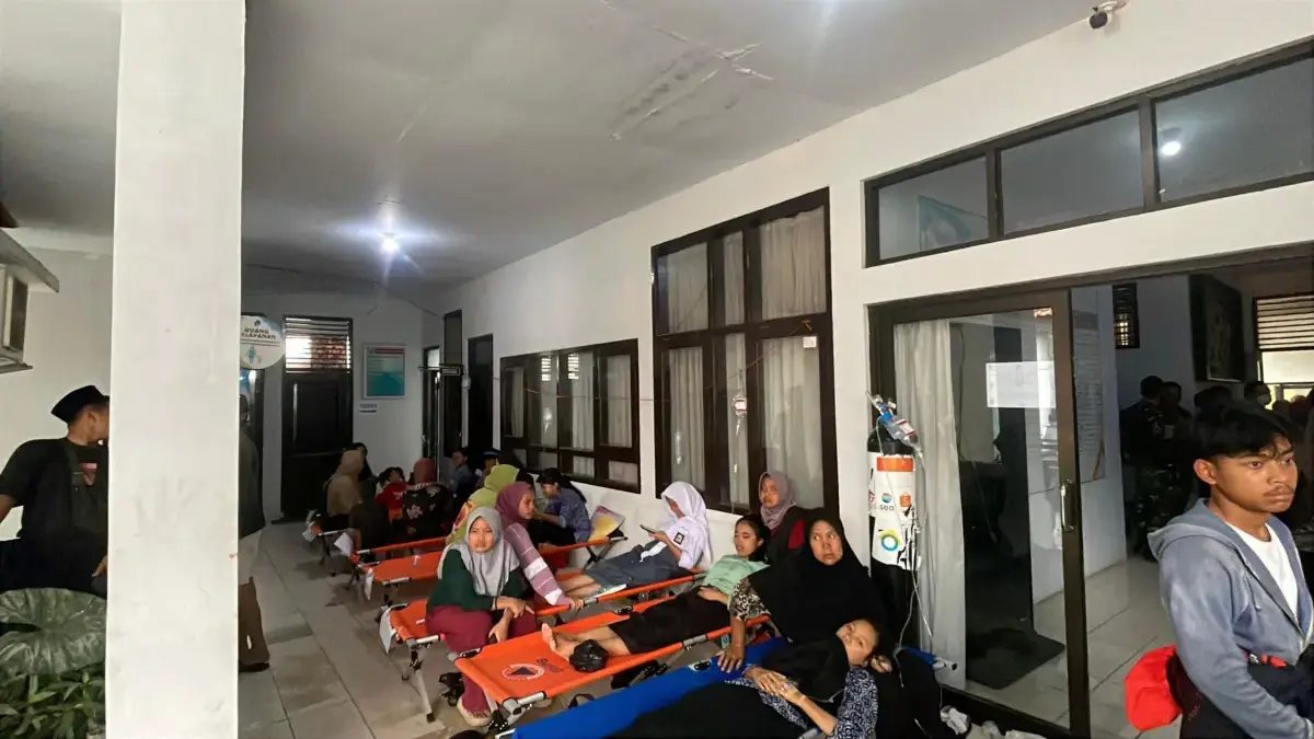 Menu Ayam dan Stroberi Diduga Sebabkan Ratusan Siswa Cipongkor Keracunan Menu Ayam dan Stroberi Diduga Sebabkan Ratusan Siswa Cipongkor Keracunan