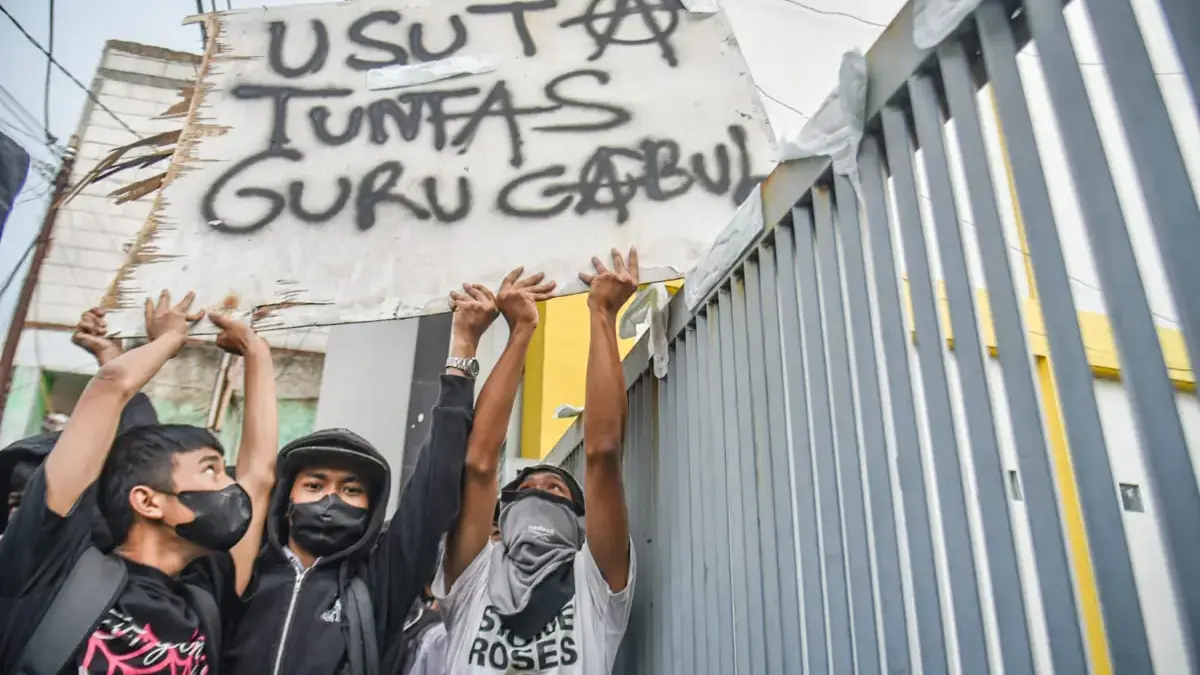 Siswa dan Alumni SMK Pasundan 2 Bandung Gelar Aksi, Desak Usut Tuntas Dugaan Pelecehan oleh Oknum Guru Massa dari Pelajar dan Alumni melakukan aksi demonstrasi di depan Sekolah Menengah Kejuruan (SMK) Pasundan 2,