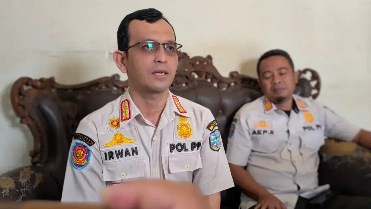 Tiang Internet Tanpa Izin Berjejer Jalan Purnomosidi, Pemkot Banjar Akan Tindak Kepala Satpol PP Kota Banjar Irwan Adhiawan
