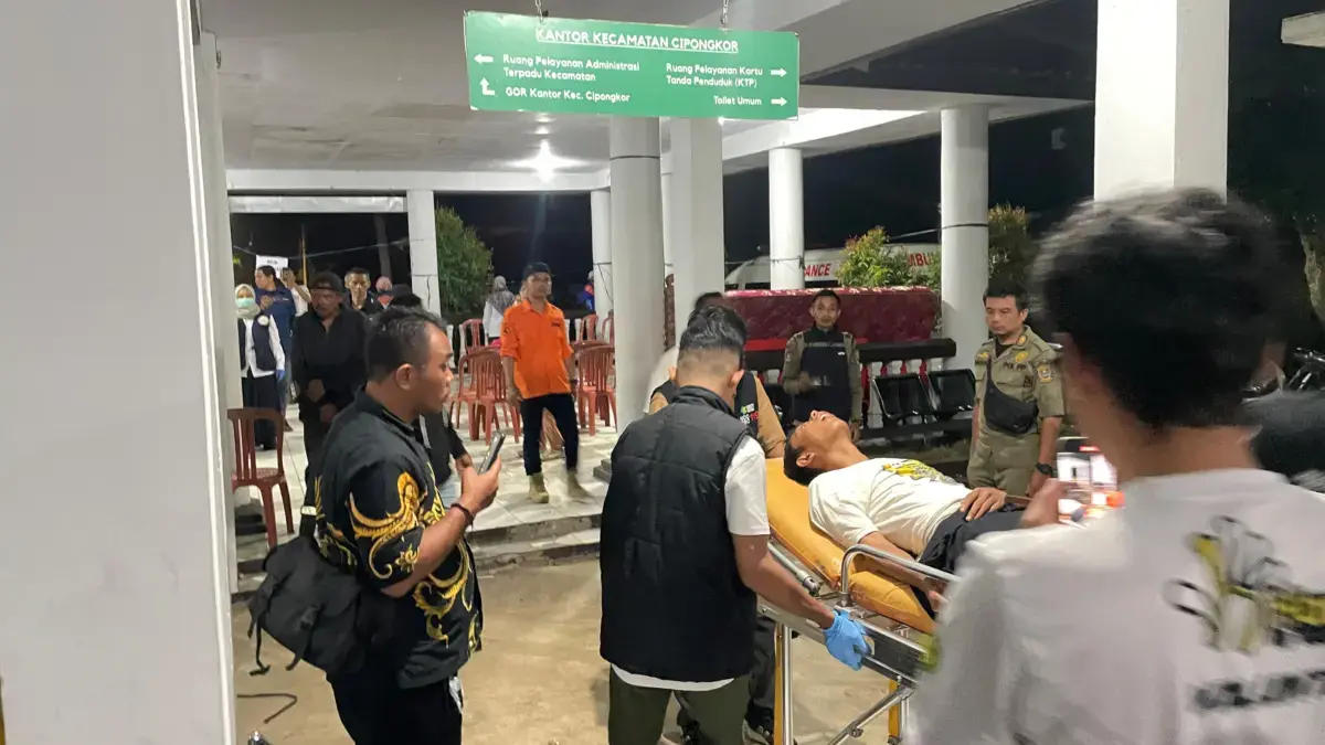 600 Siswa di Bandung Barat Tumbang Gara-gara MBG, Sekda Jabar Turun ke Cipongkor Seorang siswa SMK alami kejang-kejang dan langsung dibawa ke RSUD Cililin, Bandung Barat. Rabu (24/9). Dok Jab