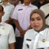 Kepala Desa Sukamulya, Komar A, bersama Kepala Desa Sukaharja, Atikah, setelah bertemu Gubernur Jawa Barat, De