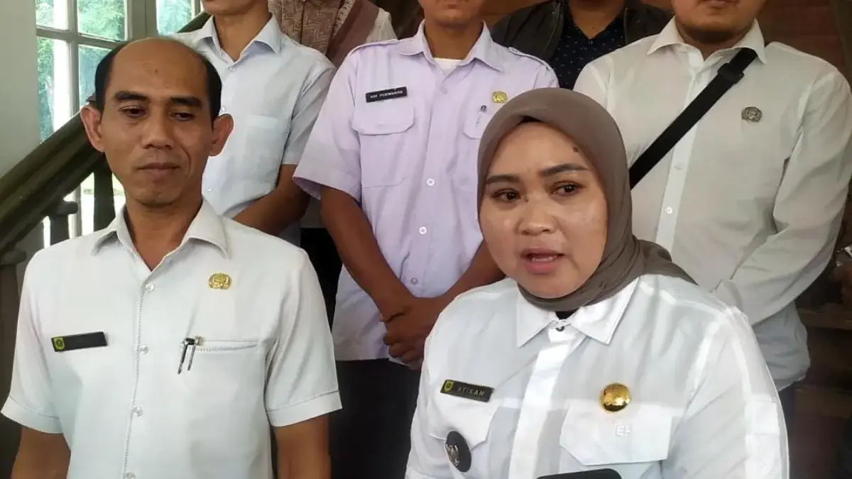 Kepala Desa Sukamulya, Komar A, bersama Kepala Desa Sukaharja, Atikah, setelah bertemu Gubernur Jawa Barat, De