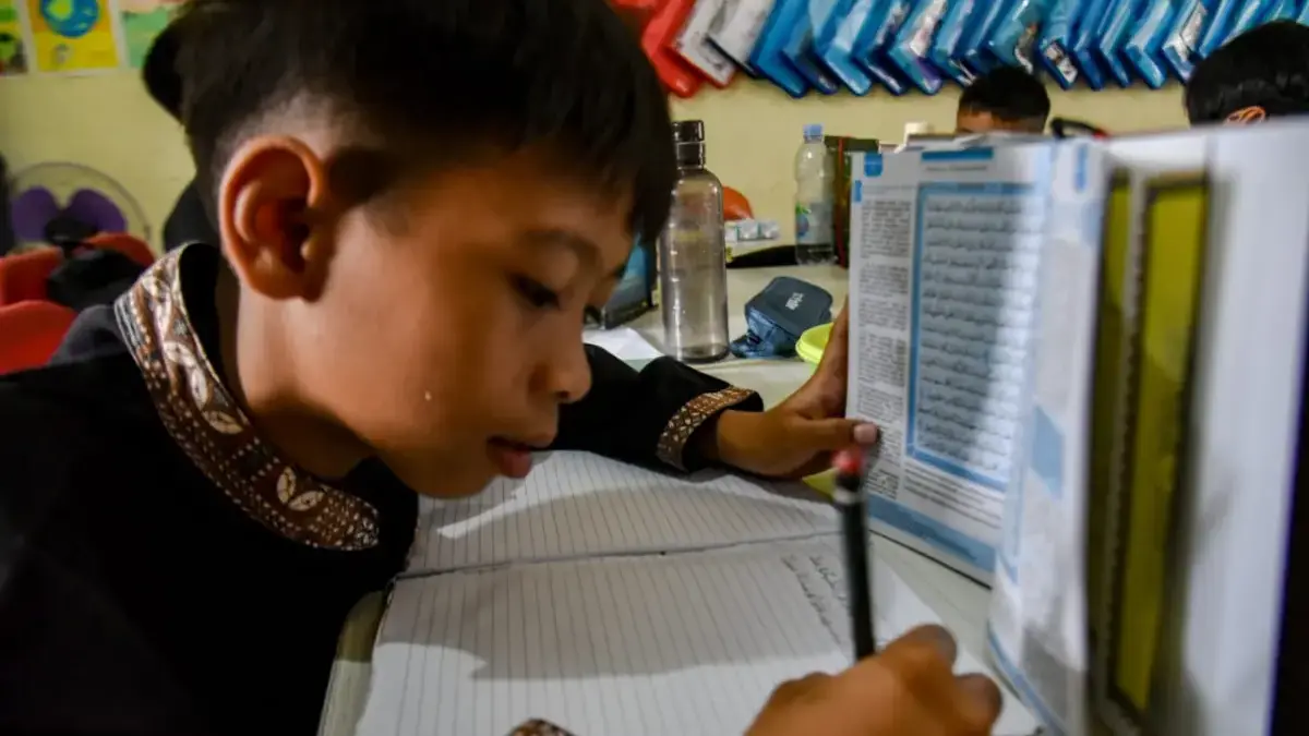 Pembelajaran Aksara Sunda di Cimahi Butuh Persiapan, Disdik: Banyak Tahap Harus Ditempuh Ilustrasi: Siswa SD mengikuti pembelajaran di dalam kelas. Foto: Dimas Rachmatsyah / Jabar Ekspres