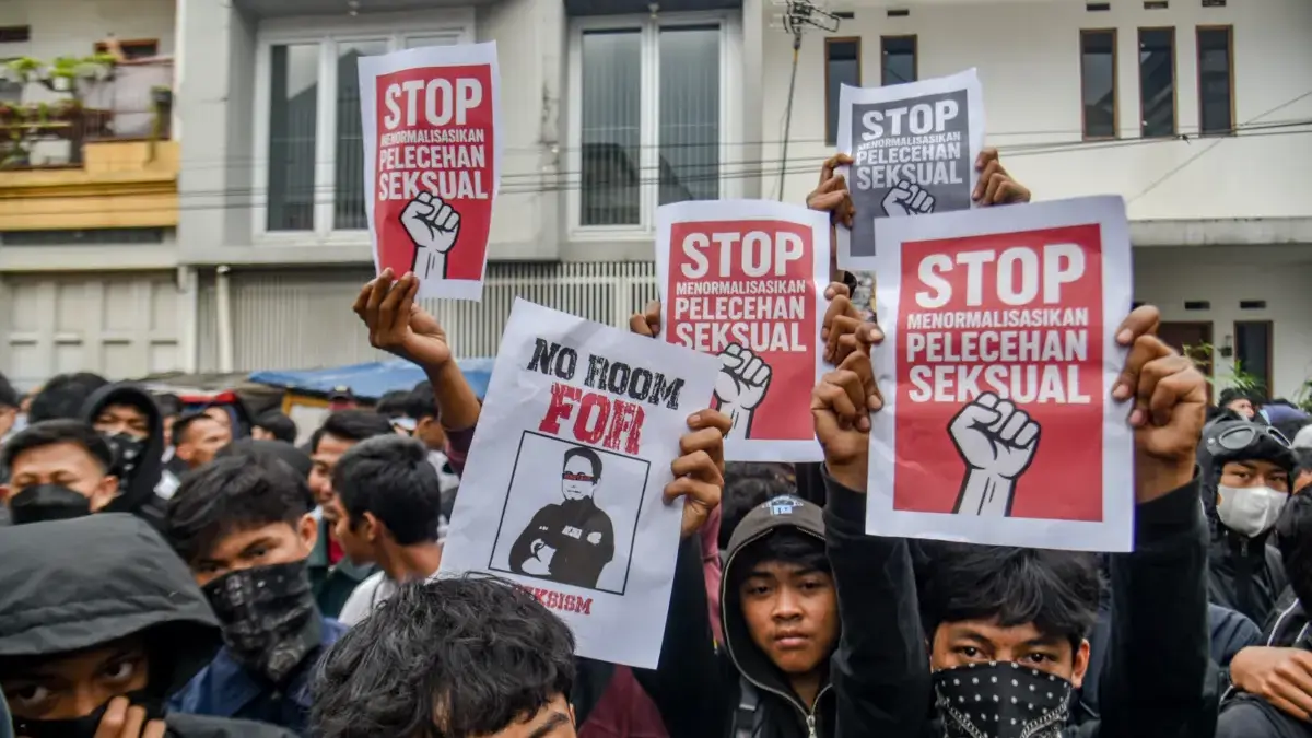 Tanggapi Dugaan Pelecehan, SMK Pasundan 2 Siapkan Posko Laporan untuk Korban Massa dari pelajar dan alumni mengangkat poster berisi tuntutan saat aksi unjuk rasa di depan SMK Pasundan 2,