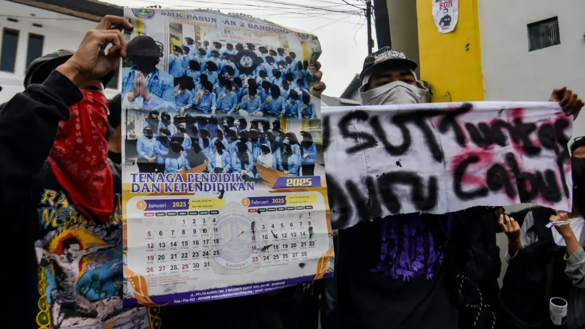 Update Kasus Dugaan Pelecehan di SMK Pasundan 2: Satu Korban Sudah Lapor ke Polrestabes Bandung Massa dari pelajar dan alumni mengangkat kalender yang berisi coretan serta kain bertuliskan tuntutan saat aks
