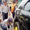 Petugas Dinas Perhubungan Kota Cimahi saat Menindaklanjuti Kendaraan yang Melanggar Aturan Parkir di Bahu Jala