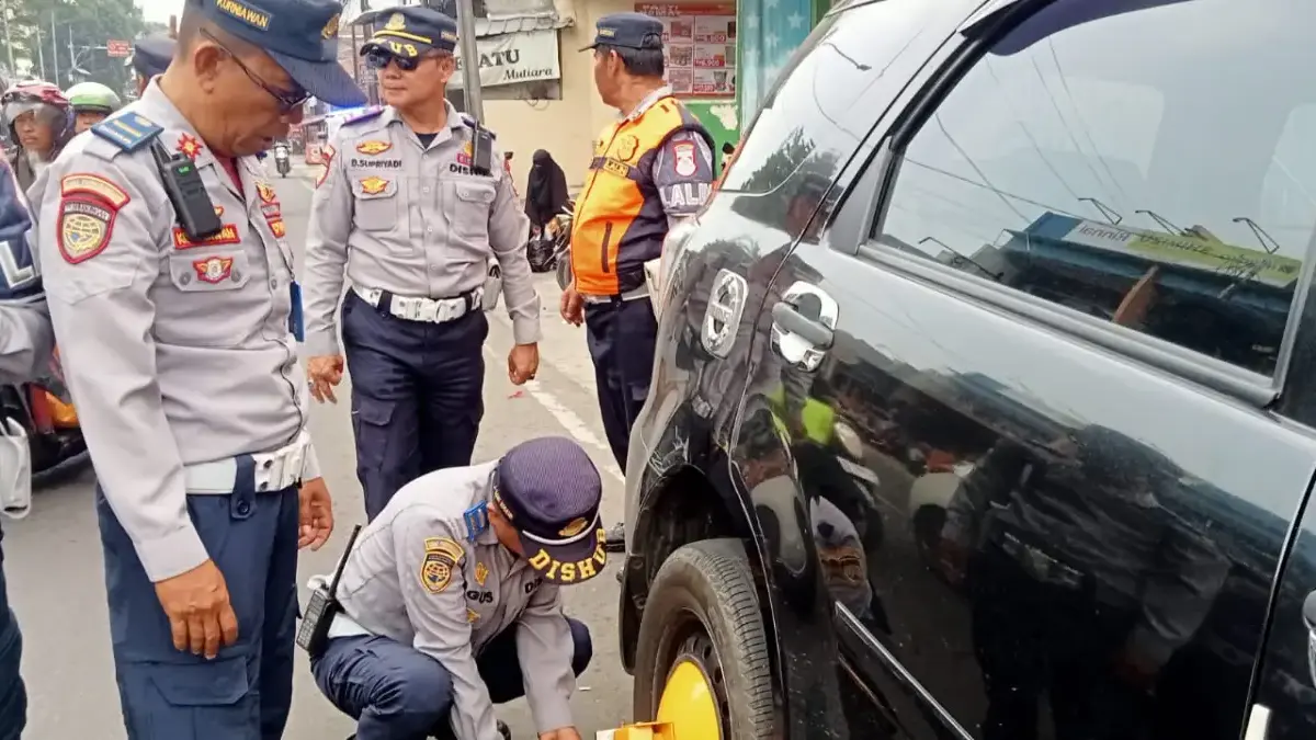 Dishub Cimahi Gencarkan Penertiban Parkir Liar, Tegaskan Sanksi Hingga Edukasi Masyarakat Petugas Dinas Perhubungan Kota Cimahi saat Menindaklanjuti Kendaraan yang Melanggar Aturan Parkir di Bahu Jala