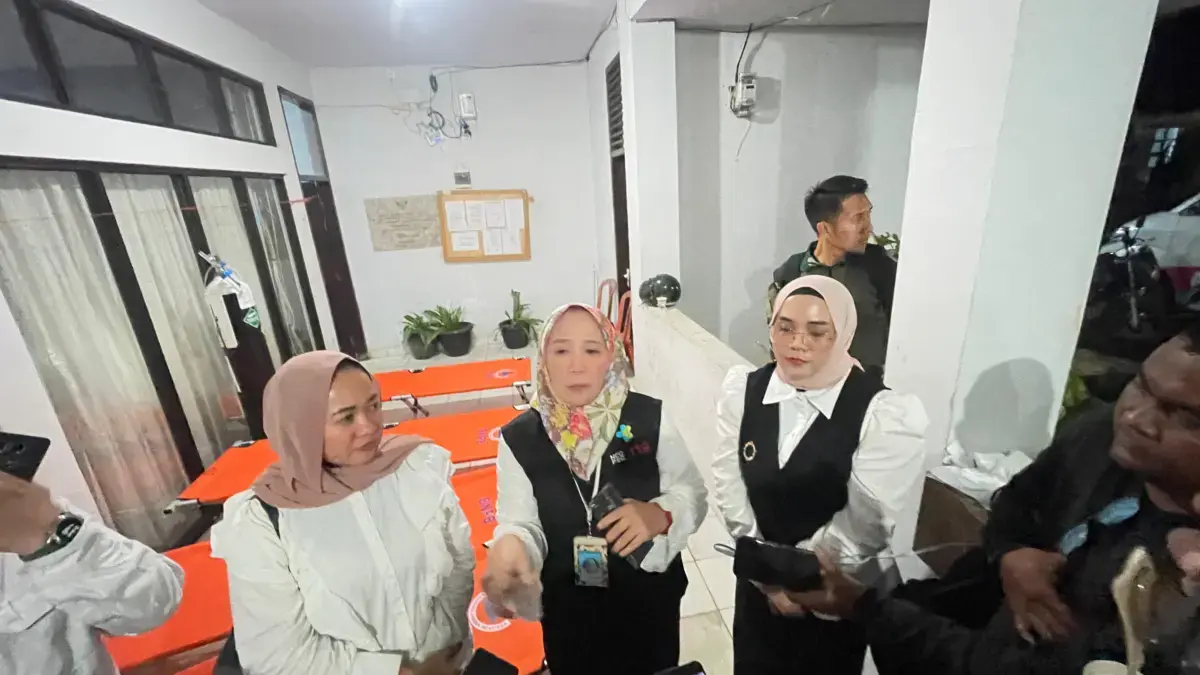 Plt Kadinkes Bandung Barat, Lia N. Sukandar (tengah) di Posko penanganan kasus keracunan massal program Makan