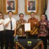 Launching UHC Prioritas, Kabupaten Cianjur Menerima Penghargaan