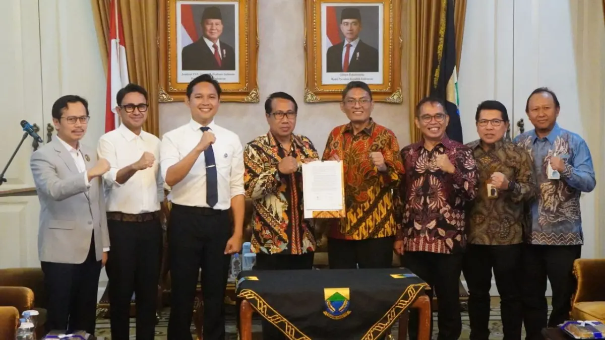 Launching UHC Prioritas, Kabupaten Cianjur Menerima Penghargaan