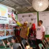  VP Sustainability Telkom Gunawan Wasisto saat menyerahkan bantuan berupa rumah penyemaian (greenhouse) kepada