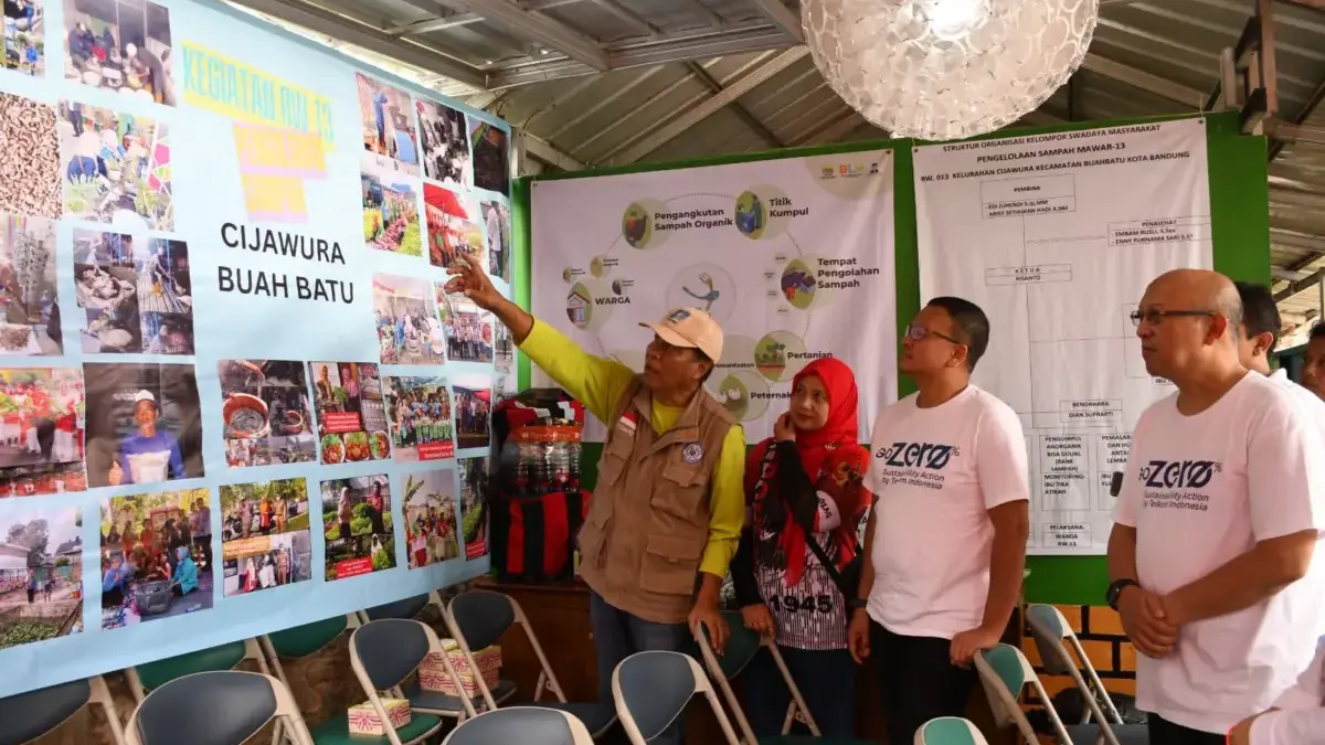  VP Sustainability Telkom Gunawan Wasisto saat menyerahkan bantuan berupa rumah penyemaian (greenhouse) kepada