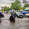 Sejumlah kendaraan roda dua dan empat terendam banjir di Jalan Utama Lembang usai diguyur hujan deras. Senin (