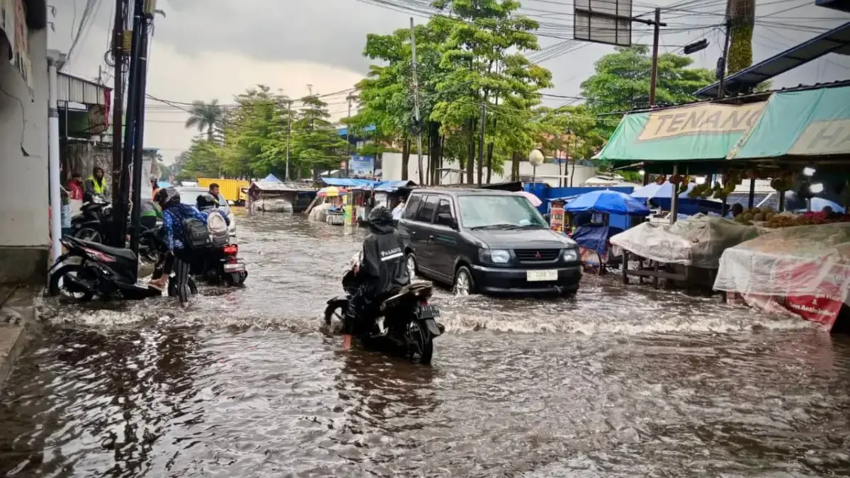 Drainase Baru Tak Mampu Redam Banjir, Warga Lembang Kritik Proyek Pemerintah Sejumlah kendaraan roda dua dan empat terendam banjir di Jalan Utama Lembang usai diguyur hujan deras. Senin (