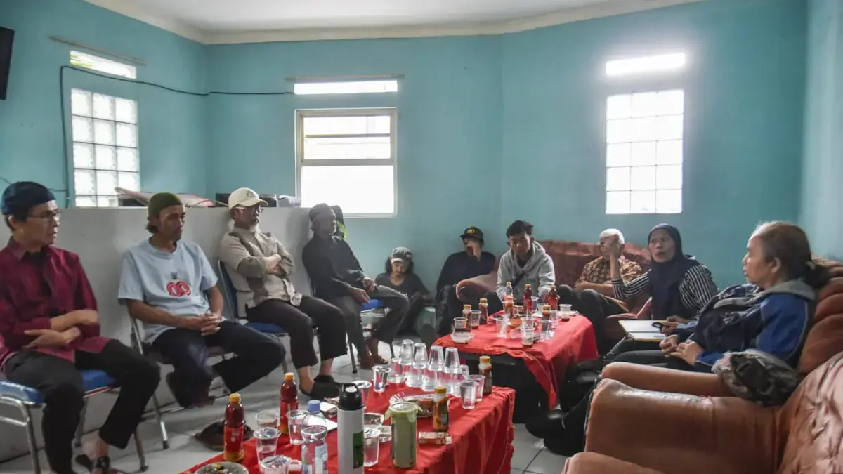 Tim Advokasi Kawal Kasus Salah Tangkap Very Kurnia di Bandung Warga RW 05 Cihampelas dan Tim Advokasi Bandung Melawan melakukan diskusi advokasi terhadap korban pasca aksi