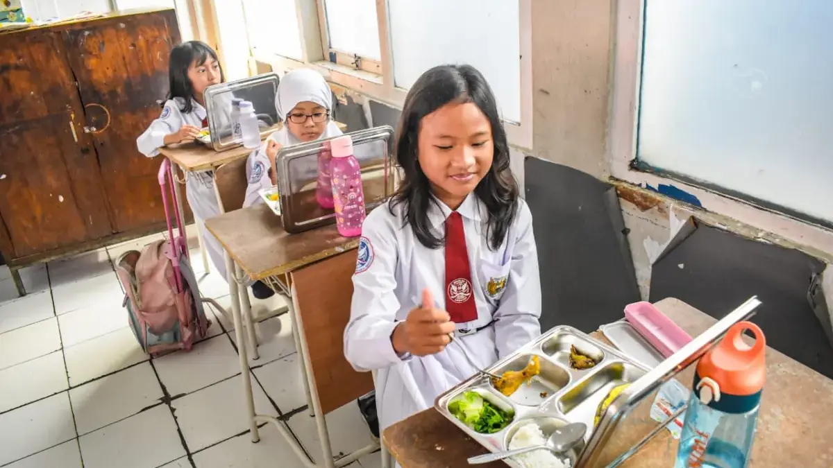 Dedi Mulyadi Dorong Program MBG Jadi Penggerak Ekonomi Masyarakat Ilustrasi: Tiga orang siswa SD tengah menyantap menu Makan Bergizi Gratis (MBG) di sekolah. Foto: Dimas Rachma