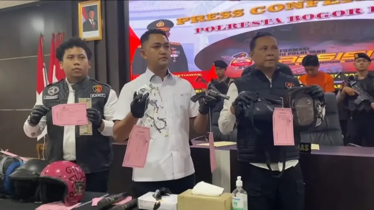 Dua Pelaku Begal di Pancasan Bogor Berhasil Diamankan Polisi Barang bukti yang berhasil diamankan pihak kepolisian, Polresta Bogor Kota, Senin (29/9/2025). Foto: Sekar And