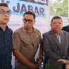 Analis Hukum Ahli Madya Biro Hukum Pemprov Jabar Arief Nadjmudin (kiri) dan Sekretaris Dinas Pendidikan Jawa B