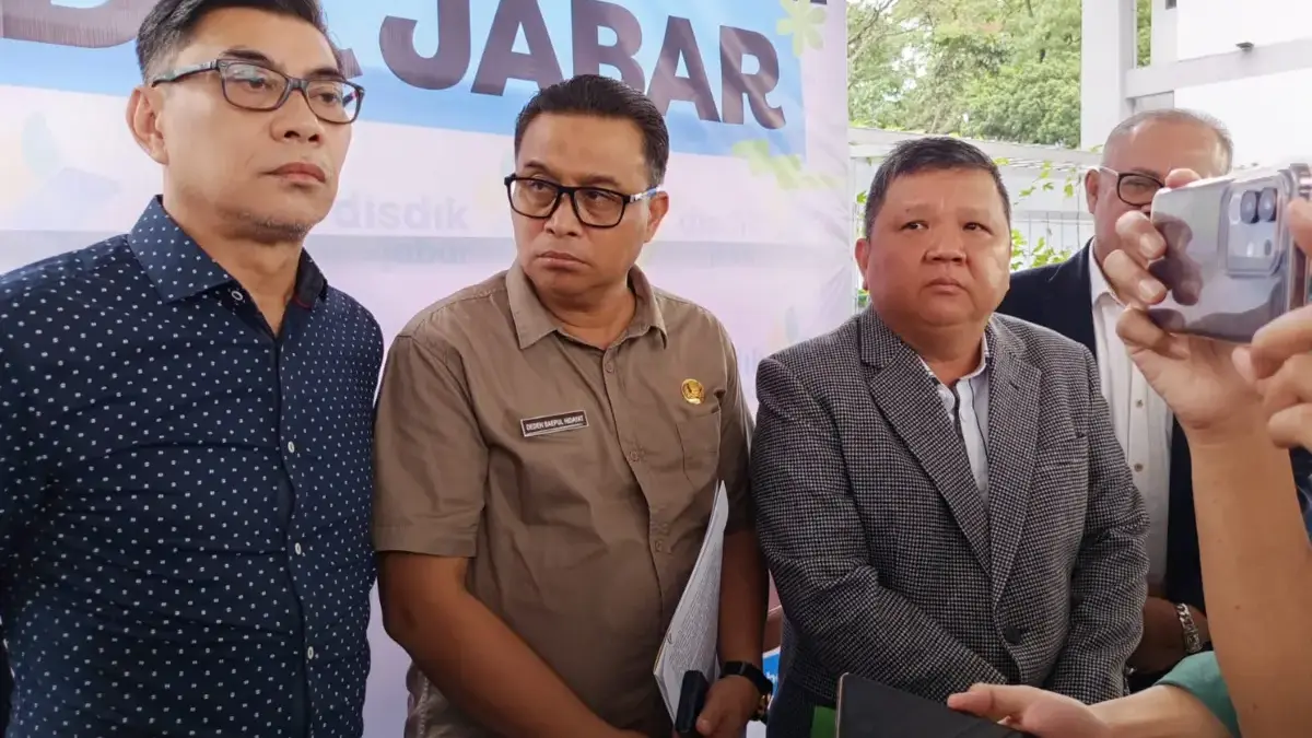 Analis Hukum Ahli Madya Biro Hukum Pemprov Jabar Arief Nadjmudin (kiri) dan Sekretaris Dinas Pendidikan Jawa B