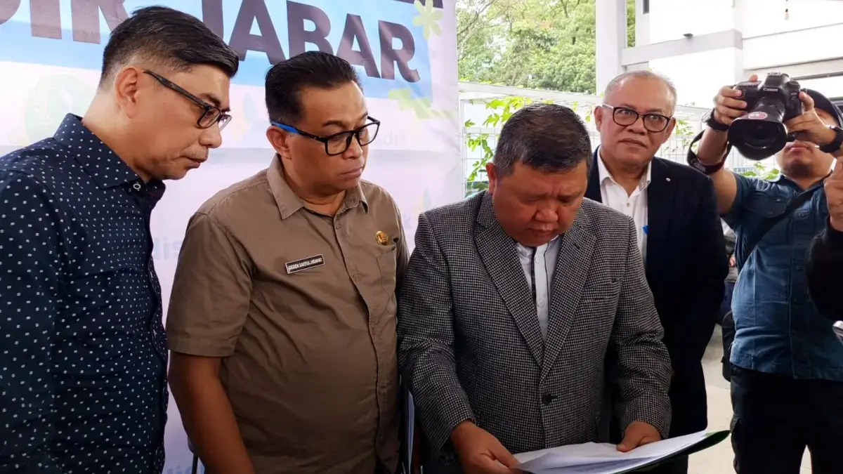 Pemprov Jabar Dalami Dugaan Unsur Pidana Penggugat Lahan SMAN 1 Bandung Ketua Tim Hukum Pemprov Jabar Jutek Bongso (tiga dari kiri) saat menyampaikan dokumen putusan Kementerian Huku