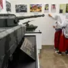 Pelajar SD mengamati koleksi sejarah militer dan miniatur tank di Museum Kavaleri, Jalan Gatot Subroto, Kota B